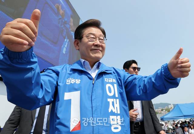 ▲ 이재명 더불어민주당 대선후보가 30일 강원도 춘천역광장에서 열린 유세에서 기호1번을 손가락으로 그리며 인사하고 있다. 방도겸 기자(공동취재)