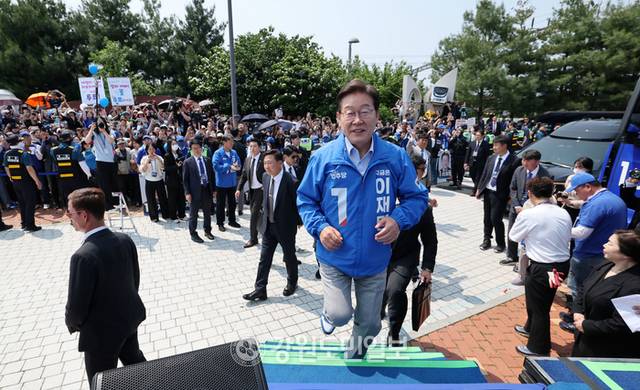 ▲ 이재명 더불어민주당 대선후보가 30일 강원도 춘천역광장에서 열린 유세에서 연단을 뛰어 오르고 있다. 방도겸 기자(공동취재)