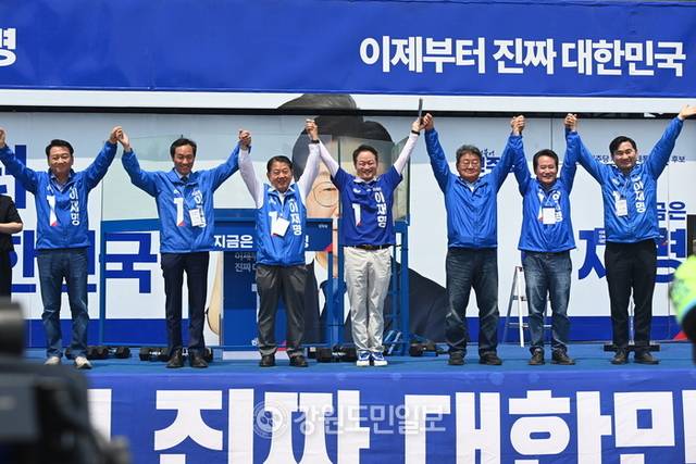 ▲ 30일 이재명 더불어민주당 대선후보 춘천 유세가 춘천역 광장에서 열려 더불어민주당 당직자들이 선거 승리를 기원하며 지지들에게 인사를 하고 있다. 방도겸 기자