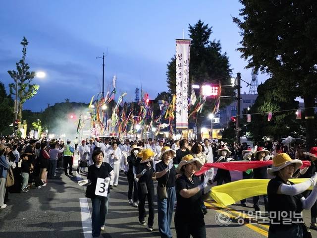 ▲ 강릉 단오제 신통대길 길놀이 참가팀들이 퍼포먼스를 펼치고 있다. 황선우 기자