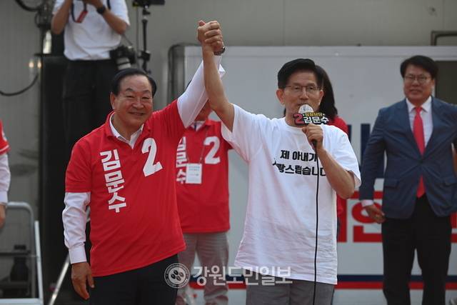 ▲ 김문수 국민의힘 대선 후보가 30일 오후 춘천을 찾아 춘천시청 앞 광장에서 유세에 나선 가운데 도당선대위 총괄선대위원장인 한기호 국회의원의 손을 잡고 지지를 호소하고 있다. 방도겸 기자