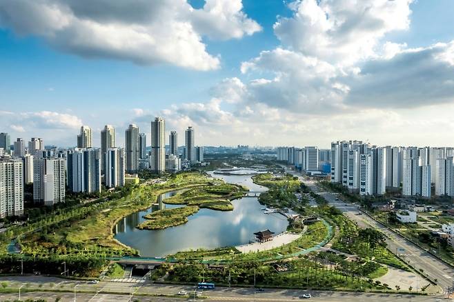 청라국제도시와 청라호수공원 전경. 인천경제자유구역청 제공