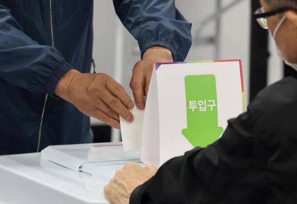 제21대 대통령 선거 사전투표 둘째 날인 30일 부산 수영 광안3동 행정복지센터 지하 강당에 마련된 투표소에서 유권자가 한 표를 행사하고 있다. 연합뉴스