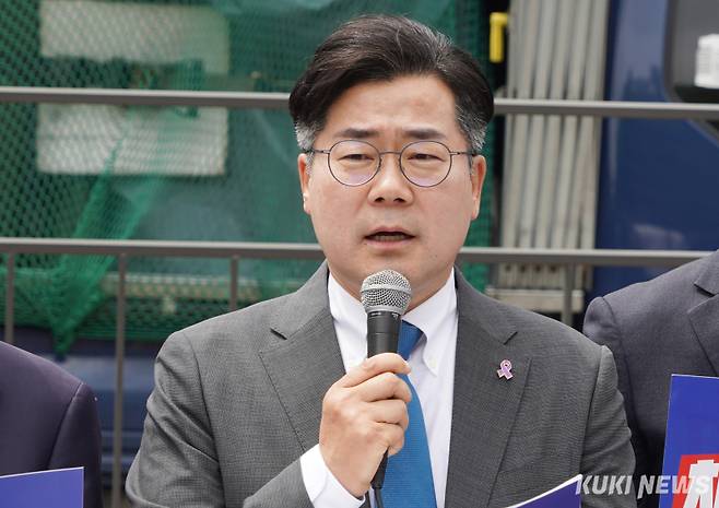 박찬대 더불어민주당 원내대표가 지난해 5월20일 서울 용산 대통령실 앞에서 열린 ‘채상병 특검법 수용 촉구’ 범야권 공동 기자회견에서 발언하고 있다. 박효상 기자