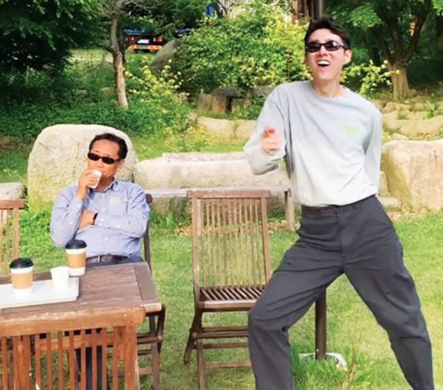 주세종씨가 차를 마시는 장인 옆에서 춤을 추는 모습. 유튜브 채널 ‘주서방’ 캡처