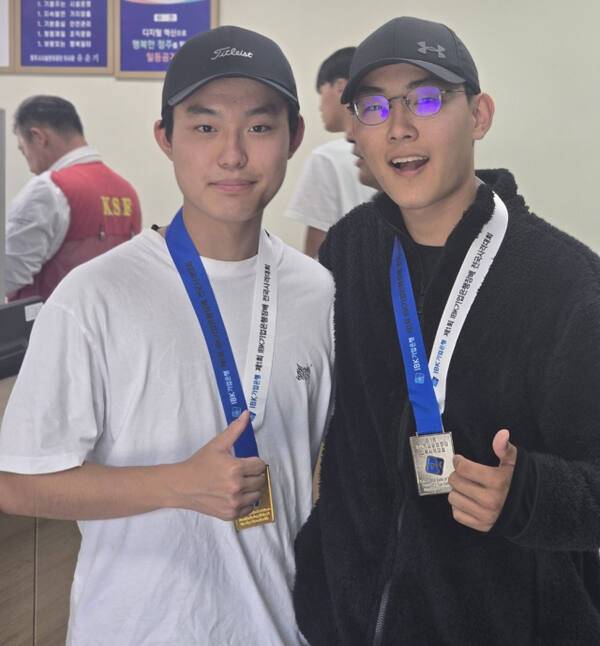 제1회 IBK기업은행장배 전국사격대회 남고부 트랩에서 우승, 시즌 2관왕에 오른 정호영(왼쪽)이 2위 안위민과 시상식 후 기념촬영을 하고 있다. 선수부모 제공