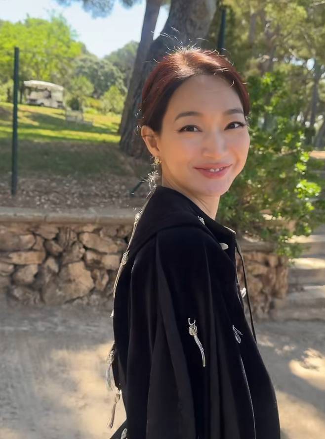 햇살 가득한 지중해 분위기 속, 신민아는 검정 벨벳 소재의 입체 자수 재킷과 와이드 팬츠 셋업을 입고 등장해 절제된 고전미를 완성했다.사진=에이엠엔터테인먼트 제공