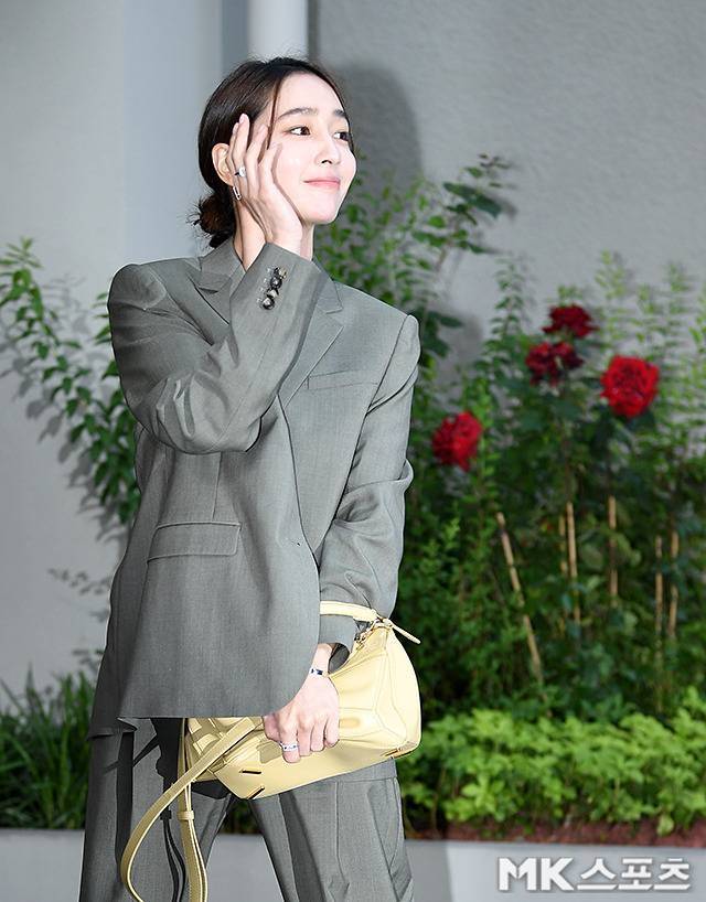 이민정은 그레이 컬러의 테일러드 재킷에 와이드핏 팬츠, 그리고 시스루 느낌의 블랙 크롭톱을 매치해, 단정함 속에서도 복근이 은근히 드러나는 포인트를 선보이며 시크한 섹시미를 뽐냈다. 사진=천정환 기자