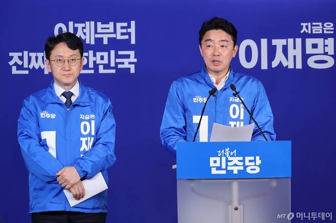 (서울=뉴스1) 안은나 기자 = 강훈식 더불어민주당 선대위 상황실장(오른쪽), 천준호 전략본부장이 30일 서울 여의도 중앙당사에서 기자간담회를 하고 있다. 2025.5.30/뉴스1 Copyright (C) 뉴스1. All rights reserved. 무단 전재 및 재배포, AI학습 이용 금지. /사진=(서울=뉴스1) 안은나 기자