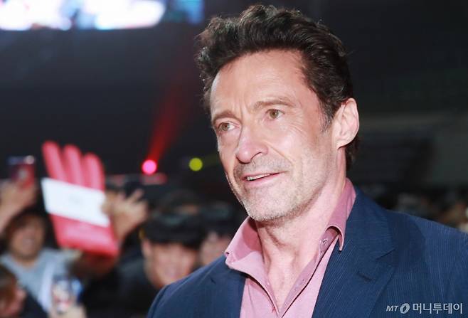 영화 '데드풀과 울버린'의 주연배우 휴잭맨이 4일 오후 서울 장충체육관에서 진행된 레드카펫 행사에서 팬들과 소통하고 있다. 히어로 생활에서 은퇴한 후, 평범한 중고차 딜러로 살아가던 ‘데드풀’이 예상치 못한 거대한 위기를 맞아 모든 면에서 상극인 ‘울버린’을 찾아가게 되며 펼쳐지는 도파민 폭발 액션 블록버스터 '데드풀과 울버린'은 오는 24일 개봉한다. /사진=이동훈