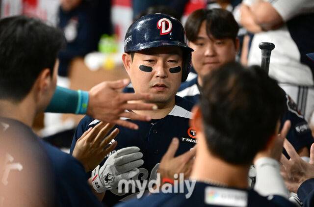 2025년 4월 22일 오후 서울 고척스카이돔에 진행된 '2025 신한 SOL뱅크 KBO 리그' 두산 베어스와 키움 히어로즈의 경기. 두산 양의지가 9회초 1사 1루서 2점 홈런을 친 뒤 동료들의 축하를 받고 있다./마이데일리