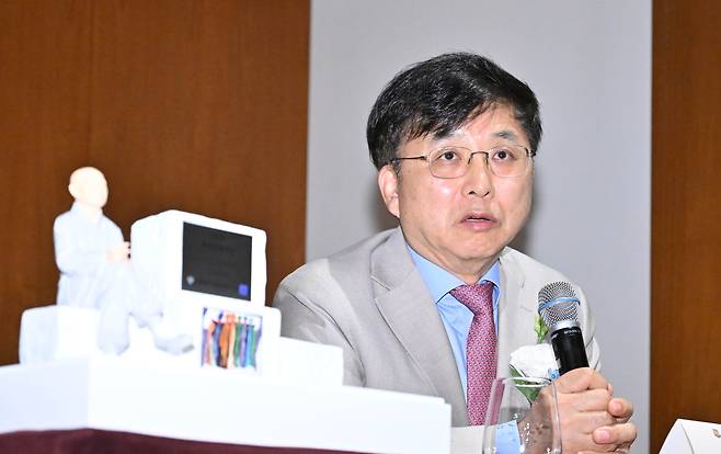 제2회 무산문화대상 사회문화 부문을 수상한 구수환 이태석 재단 이사장이 30일 오후 서울 용산구 그랜드 하얏트 서울에서 열린 수상자 기자회견에 참석해 취재진의 질의에 답변하고 있다. 임세준 기자