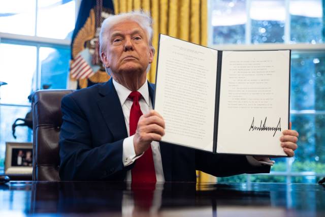 ▲ 도널드 트럼프 미국 대통령이 3월 26일(현지시간) 백악관 집무실에서 자동차 관세에 관한 행정명령에 서명한 후 이를 취재진 앞에 들어 보이고 있다. ⓒEPA=연합뉴스