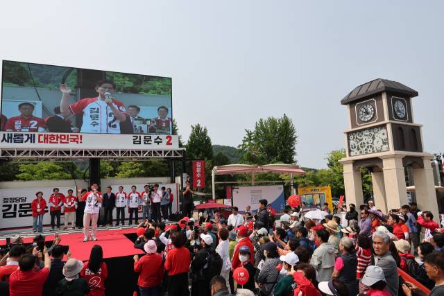 ▲국민의힘 김문수 대선 후보가 30일 경기 가평군청평시계탑 광장에서 열린 유세에서 시민들에게 지지를 호소하고 있다. ⓒ연합뉴스