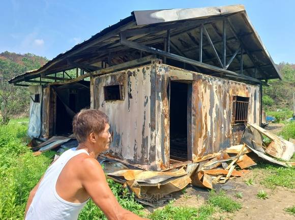 산불 피해 주민 문재훈씨가 지난 27일 까맣게 타 버린 경북 의성군 의성읍 중리리 자신의 집을 바라보며 근심스러운 표정을 짓고 있다. 현재 의성군이 마련해 준 임시 주거시설에서 아내와 함께 지내는 문씨는 어려운 형편으로 집을 새로 지을 엄두를 못 내고 있다. 의성 김상화 기자