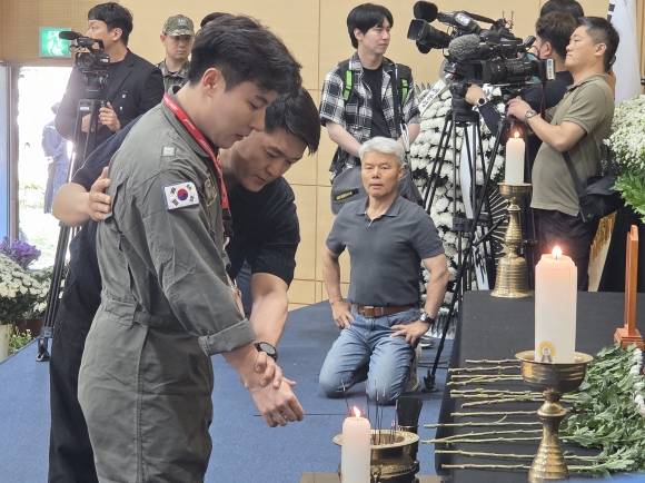 30일 경북 포항시 남구 해군 항공사령부 체육관에 마련된 합동분향소를 찾은 해군 동료. 김형엽 기자