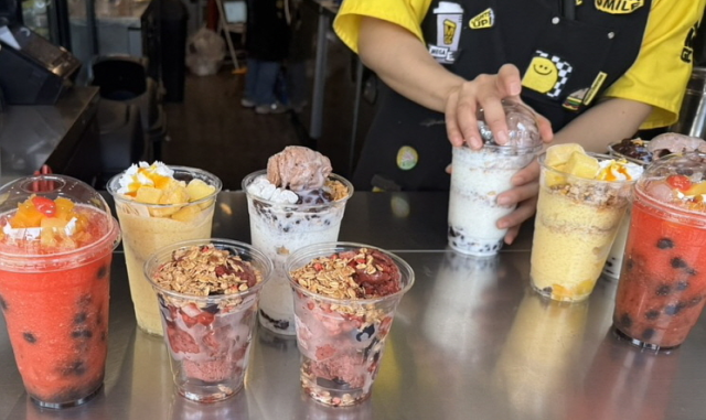 한 메가MGC커피 매장에 준비된 음료들. 최근 ‘메가베리 아사이볼(첫줄 왼쪽 두번째)’이 누적 판매량 130만 개를 돌파했다. 사진 제공=메가MGC커피