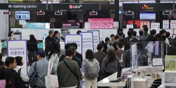 5월 1일 오전 김포공항 국제선 1층 도착 층에 SK텔레콤 유심을 교체하고 해외로 출국하려는 여행객들이 장사진을 이루고 있다. 동아DB