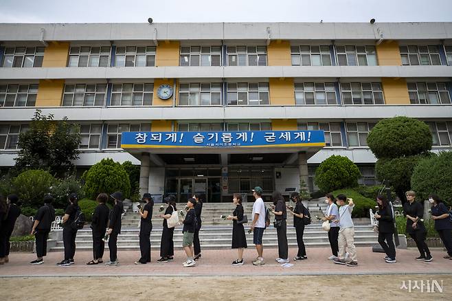 서이초등학교에서 숨진 교사의 49재인 2023년 9월4일, 학교 운동장에 추모 행렬이 이어졌다. ⓒ시사IN 신선영