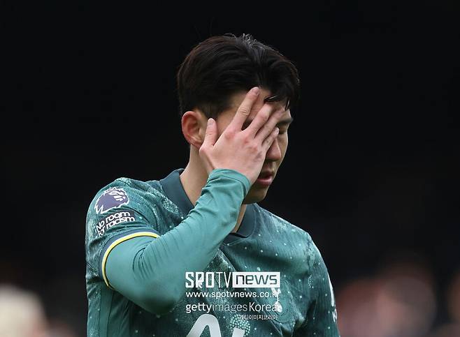 ▲ 이처럼 손흥민은 다시 한번 사우디아라비아의 관심을 받기 시작했다. 그는 지난 2023년 알 이티하드의 이적 제안을 받았던 바 있다. 당시 손흥민은 4년 연봉 총액 1억 2,000만 유로(약 1,876억 원) 수준의 제안을 받았지만, 거절한 뒤 토트넘에 잔류했다. 그러나 사우디아라비아는 포기를 모른다. 이번에는 알 나스르가 접근한다. 2023년과 비슷한 수준의 연봉으로 손흥민을 유혹할 것으로 보인다.