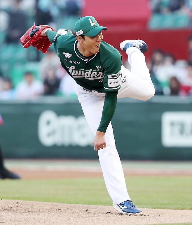 ▲ 올해 김광현의 주최로 오키나와 미니캠프에 참가했던 선수들의 성적이 모두 좋아지며 당시 캠프가 재조명되고 있다 ⓒSSG랜더스