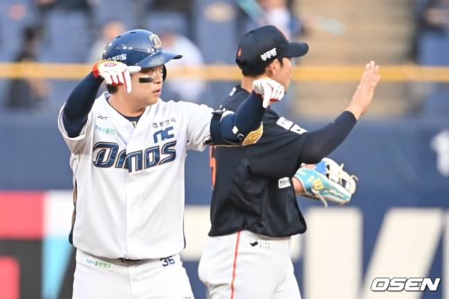 NC 권희동(왼쪽)이 30일 창원 한화전에서 1회말 2루타를 치고 출루했다.