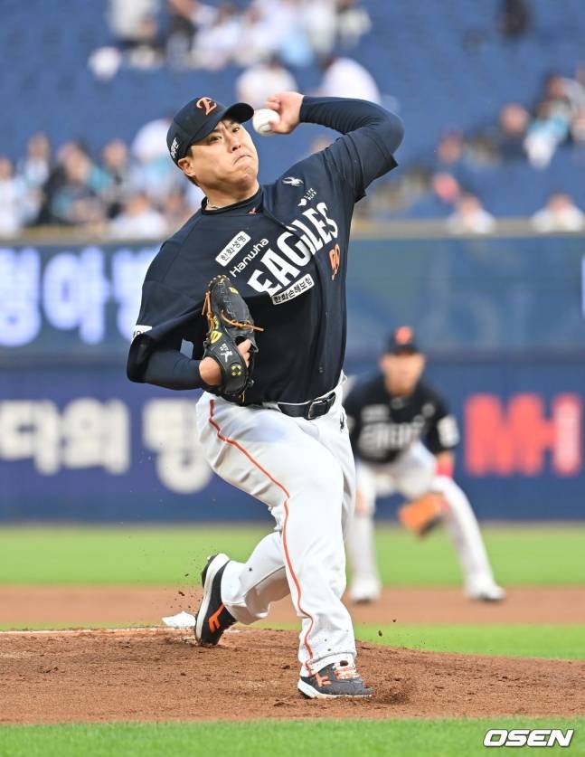한화 류현진이 30일 창원 NC전에서 호투하고 있다.