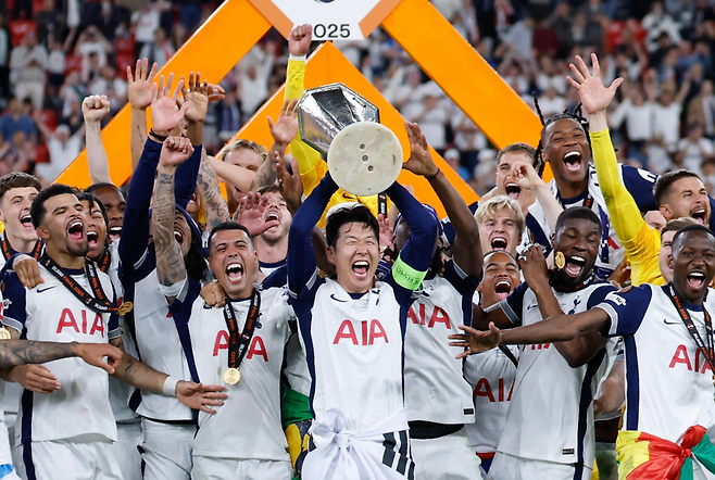 토트넘 주장 손흥민이 시상대에 올라 유로파리그 우승 트로피를 들고 동료들과 기쁨을 만끽하고 있다. AFP