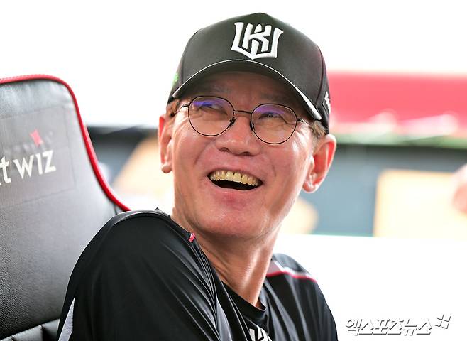 21일 오후 수원KT위즈파크에서 열리는 '2025 신한 SOL Bank KBO리그' KIA 타이거즈와 KT 위즈의 경기, KT 이강철 감독이 미소를 보이고 있다. 엑스포츠뉴스 DB