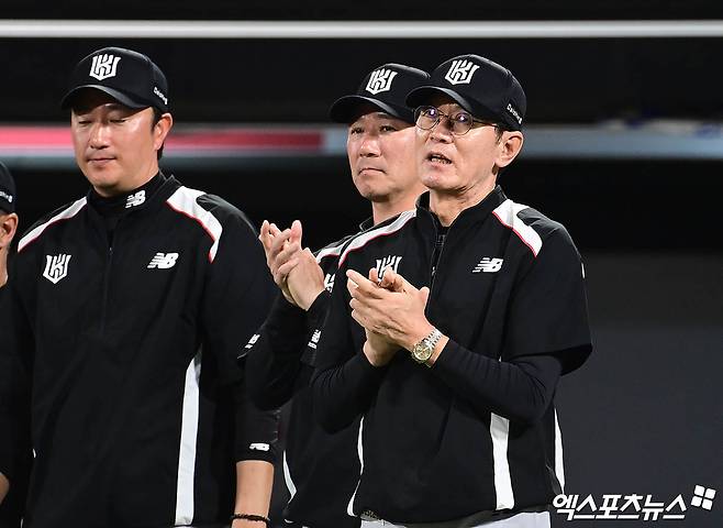 20일 오후 경기도 수원케이티위즈파크에서 열린 '2025 신한 SOL Bank KBO리그' KIA 타이거즈와 KT 위즈의 경기, KT가 선발투수 조이현의 5.1이닝 무실점 호투에 힘입어 5:3의 스코어로 승리했다. 경기 종료 후 KT 이강철 감독이 선수들을 향해 박수를 보내고 있다. 엑스포츠뉴스 DB