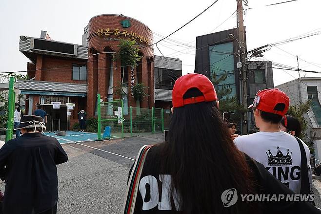 신촌동사전투표소 앞 '부정선거 감시' (서울=연합뉴스) 신현우 기자 = 21대 대통령 선거 사전투표 둘째날인 30일 서울 서대문구 구 신촌동주민센터에 마련된 신촌동사전투표소에서 부정선거를 주장하는 시민들이 스마트폰으로 영상을 촬영하고 있다.
전날 이 투표소에서 투표용지가 외부로 반출되는 일이 발생해 중앙선거관리위원회가 관리부실 책임을 인정하며 대국민 사과문을 발표한 바 있다. 2025.5.30 nowwego@yna.co.kr