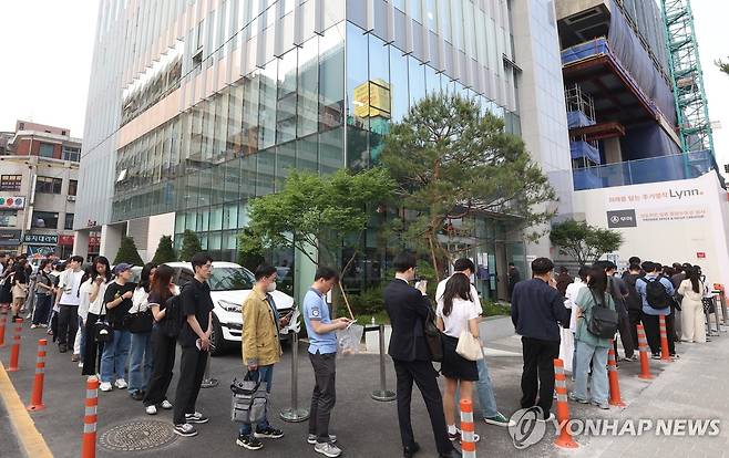 투표 순서 기다리는 유권자들 (서울=연합뉴스) 김도훈 기자 = 제21대 대통령선거 사전투표 둘째 날인 30일 서울 중구 을지누리센터에 마련된 사전투표소에서 투표 종료 이후에도 투표하지 못한 유권자들이 대기표를 들고 투표 순서를 기다리고 있다. 2025.5.30 superdoo82@yna.co.kr