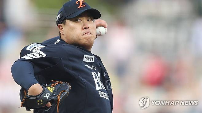 한화 류현진 역투 (창원=연합뉴스) 김동민 기자 = 30일 경남 창원NC파크에서 열린 프로야구 2025 신한 SOL 뱅크 KBO리그 한화이글스와 NC다이노스 경기. 1회 말 한화 선발 류현진이 역투하고 있다.
NC다이노스 홈구장인 창원NC파크에서의 경기는 구조물 낙하 사망 사고 이후 62일이다. 2025.5.30 image@yna.co.kr