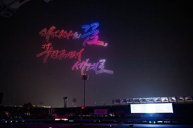 2025 구미아시아육상경기대회 개막식에서 1000대의 드론과 증강현실이 결합된 대형 드론쇼가 펼쳐지고 있다. <구미시 제공>