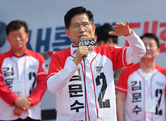 김문수 국민의힘 대선 후보가 29일 경기 안산시 안산문화광장에서 시민들에게 지지를 호소하고 있다.(사진=연합뉴스)