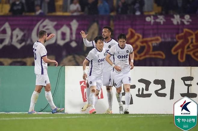 28일 강원FC전에서 쐐기골을 넣은 뒤 팀 동료들과 기쁨을 나누는 FC안양의 모따