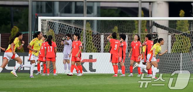 30일 오후 인천시 남동구 남동아시아드럭비경기장에서 열린 쿠팡플레이 초청 여자축구 국가대표팀 친선경기 대한민국과 콜롬비아의 경기에서 콜롬비아 카탈리나 우스메에게 실점한 대한민국 선수들이 아쉬워하고 있다. 2025.5.30/뉴스1 ⓒ News1 이승배 기자