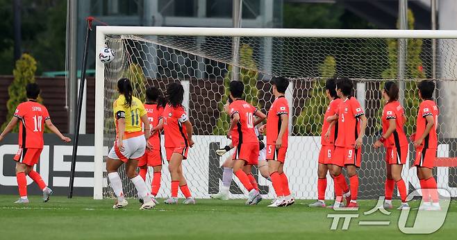 30일 오후 인천시 남동구 남동아시아드럭비경기장에서 열린 쿠팡플레이 초청 여자축구 국가대표팀 친선경기 대한민국과 콜롬비아의 경기에서 콜롬비아 카탈리나 우스메에게 실점을 허용하고 있다. 2025.5.30/뉴스1 ⓒ News1 이승배 기자