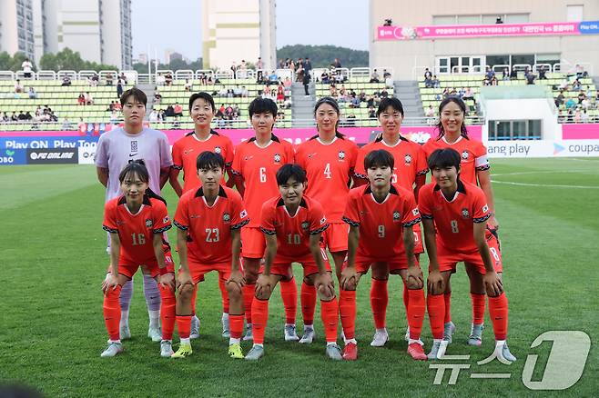 30일 오후 인천시 남동구 남동아시아드럭비경기장에서 열린 쿠팡플레이 초청 여자축구 국가대표팀 친선경기 대한민국과 콜롬비아의 경기에서 대한민국 대표팀이 기념사진을 찍고 있다. 2025.5.30/뉴스1 ⓒ News1 이승배 기자