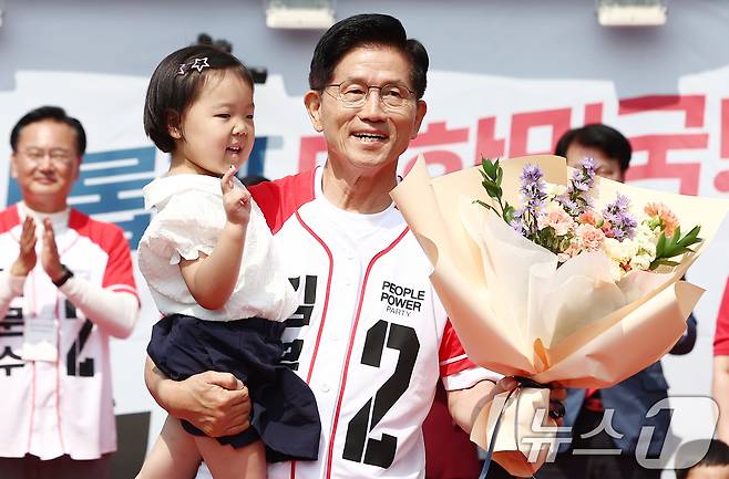 김문수 국민의힘 대통령 후보가 31일 오전 강원 홍천군 꽃뫼공원에서 유세 중 어린이들과 사진을 찍고 있다. 2025.5.31/뉴스1 ⓒ News1 김민지 기자