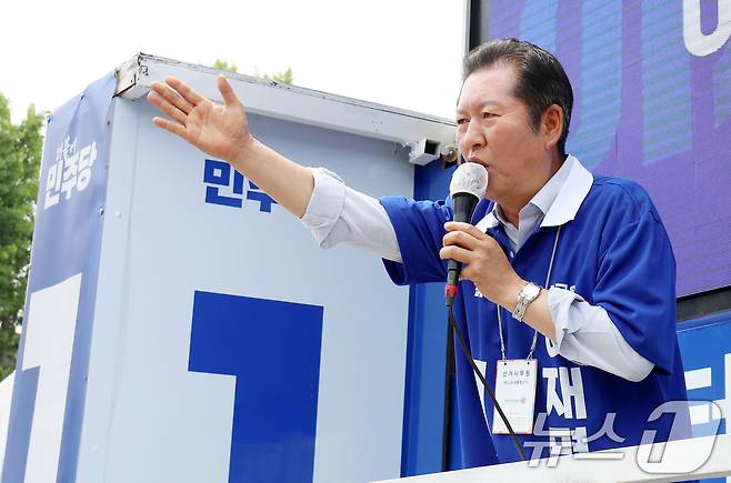 정청래 더불어민주당 골목골목 선대위원장이 31일 전북 전주시 풍남문광장에서 유세 차량에 올라 이재명 후보 지지를 호소하고 있다. 2025.5.31/뉴스1 ⓒ News1 유경석 기자