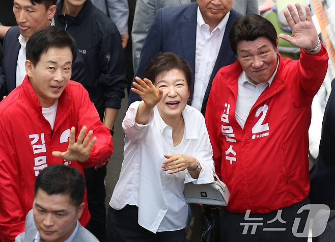 박근혜 전 대통령이 31일 오후 대구 중구 서문시장을 찾아 구름 인파 속을 지나며 시민들과 인사하고 있다. 2025.5.31/뉴스1 ⓒ News1 공정식 기자