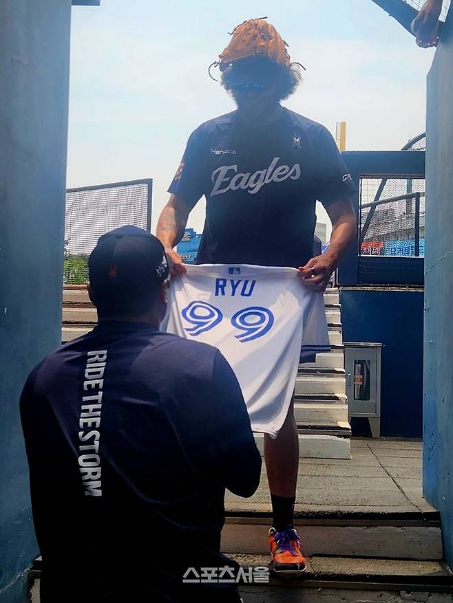 폰세가 류현진에게 사인을 받고 있다. 창원=김민규 기자 kmg@sportsseoul.com