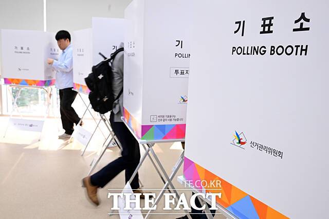 제21대 대통령선거 사전투표 둘째 날인 30일 오후 서울 중구 을지누리센터 사전투표소에서 유권자들이 마감 시간을 앞두고 분주히 투표하고 있다. /남윤호 기자