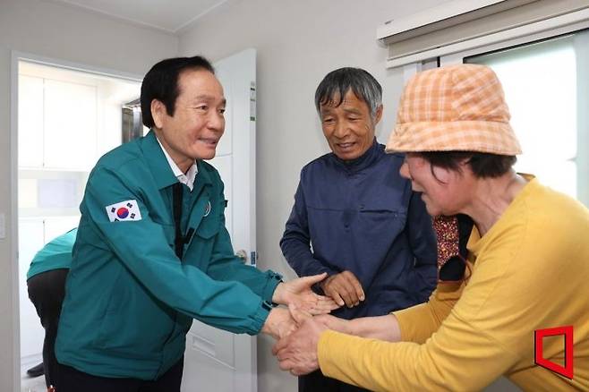 김주수 의성군수(왼쪽)가 이재민의 임시 주택 241동을 설치해 5월 말까지 전 이재민의 입주를 완료했다. 김 군수가 임시 주택에 입주한 이재민의 손을 잡고 위로 하고 있다.