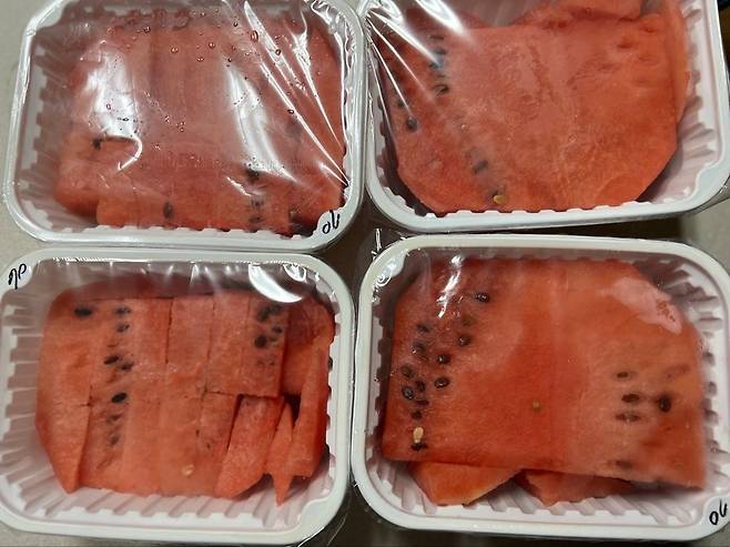 백화점과 대형마트, 과일 상점 등에서 고객이 산 수박을 손질해 밀폐용기 등에 나눠 담아주는 서비스가 유행하고 있다. /X