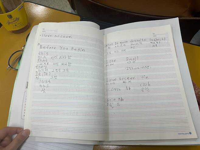 정숙자씨가 영어 공책에 영어 공부를 한 모습 /최하연 기자