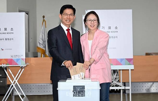 김문수 국민의힘 대선 후보가 지난 29일 인천 계양1동 행정복지센터에 마련된 사전투표소장을 찾아 딸 김동주 씨와 함께 투표하고 있다. ⓒ데일리안 방규현 기자