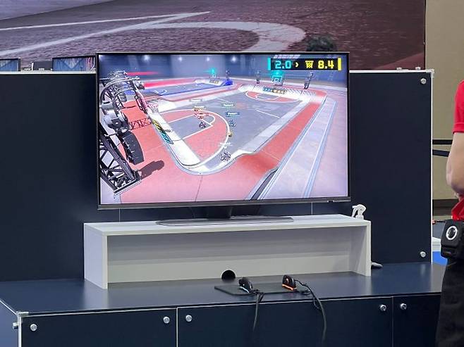 닌텐도 스위치2 전용 컨트롤러인 조이콘을 활용해 즐기는 휠체어 농구 경기 '드래그 X 드라이브'. 평평한 면에 조이콘을 밀면 휠체어가 앞으로 나간다.ⓒ데일리안 이주은 기자