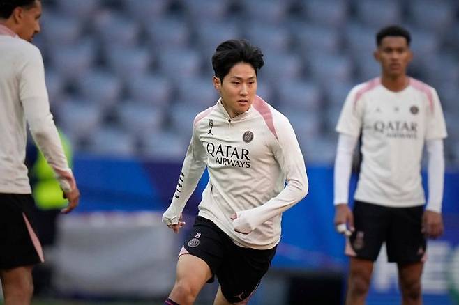 챔피언스리그 결승전을 앞두고 훈련을 하고 있는 이강인. ⓒ AP=뉴시스